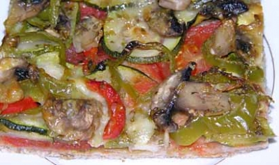 Pizza de verduras y champiñones